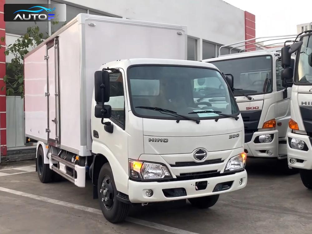 Xe tải Hino XZU650L (1.9t - 4.5m) thùng kín composite